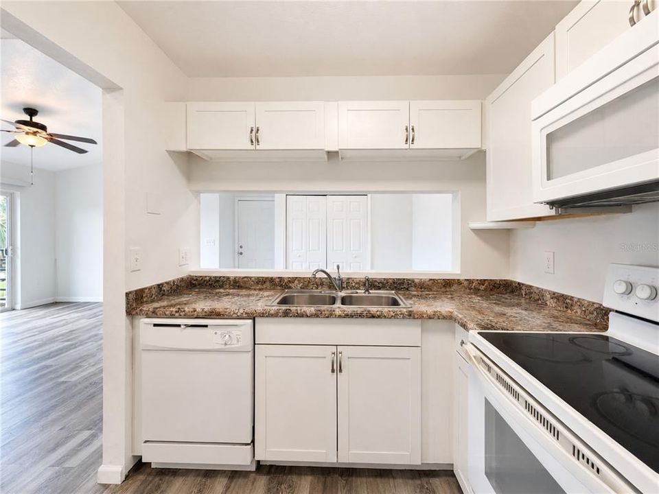 For Rent: $1,350 (2 beds, 2 baths, 934 Square Feet)