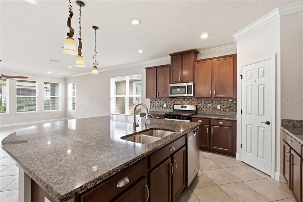 For Sale: $479,900 (4 beds, 3 baths, 2218 Square Feet)