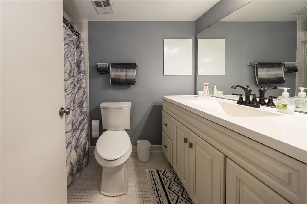 For Sale: $199,000 (2 beds, 2 baths, 986 Square Feet)