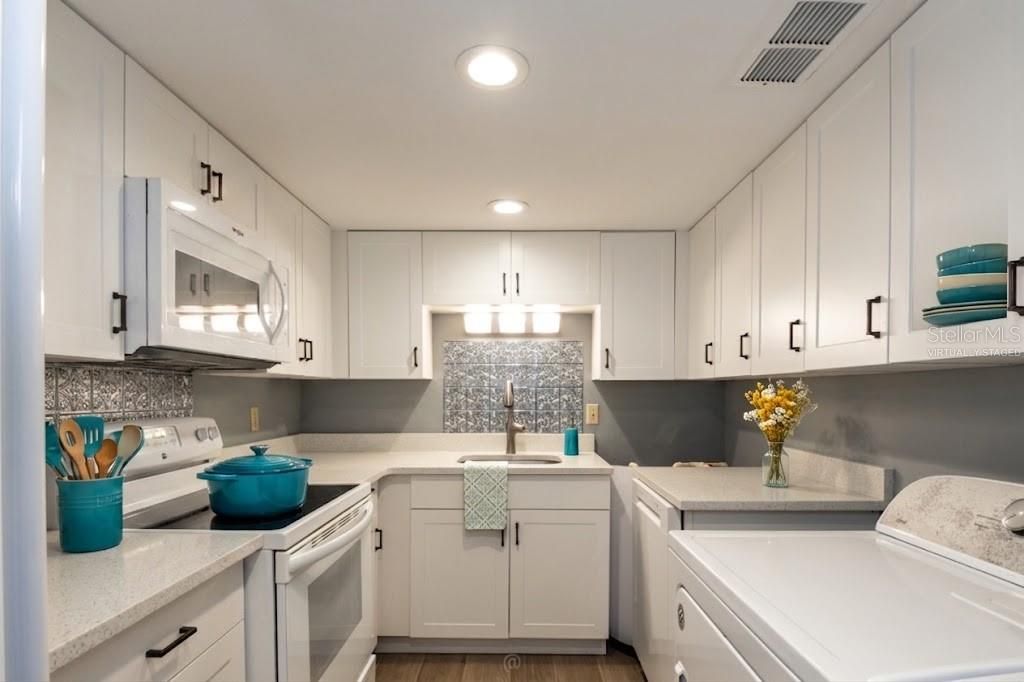 For Sale: $199,000 (2 beds, 2 baths, 986 Square Feet)
