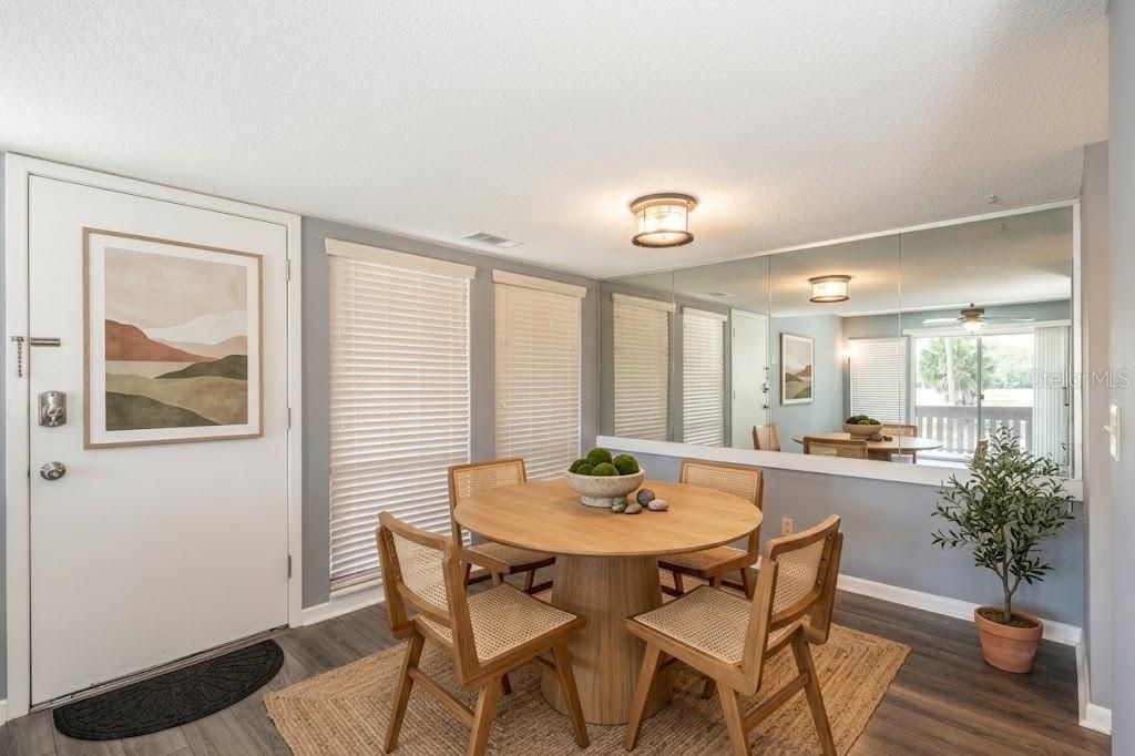For Sale: $199,000 (2 beds, 2 baths, 986 Square Feet)