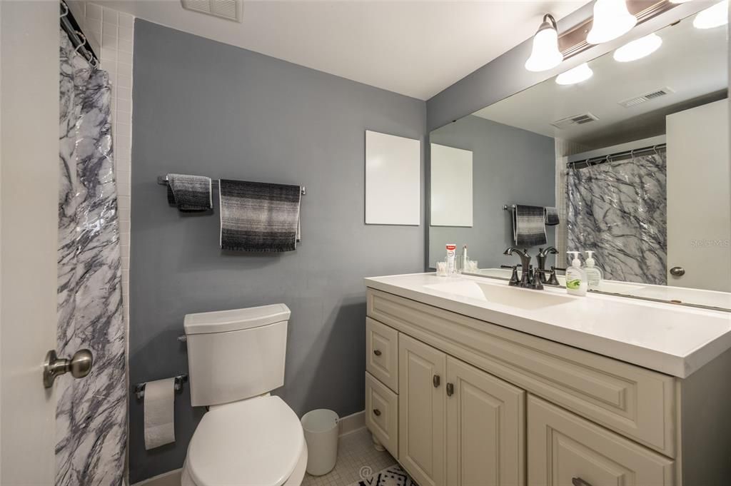 For Sale: $199,000 (2 beds, 2 baths, 986 Square Feet)
