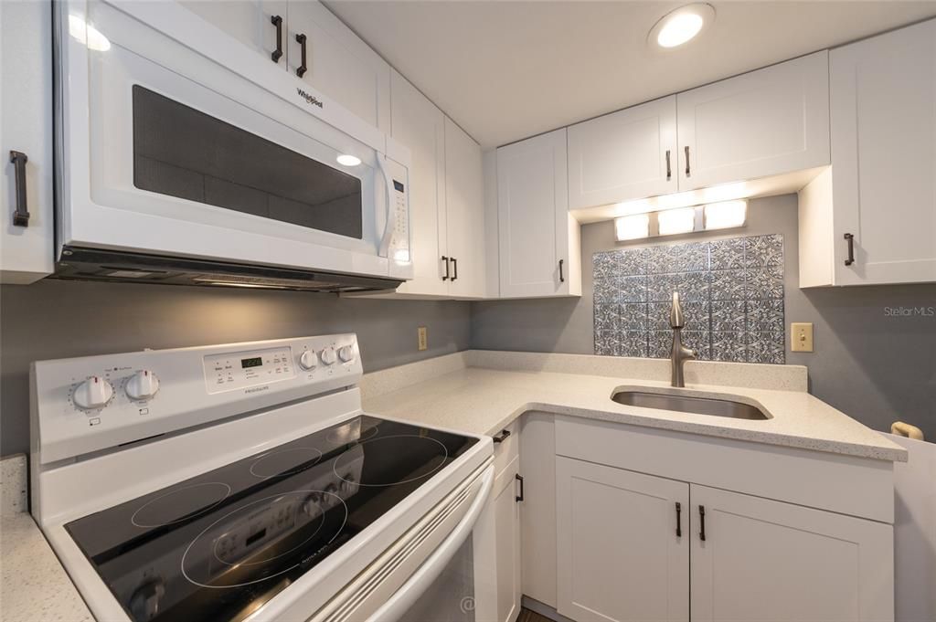 For Sale: $199,000 (2 beds, 2 baths, 986 Square Feet)