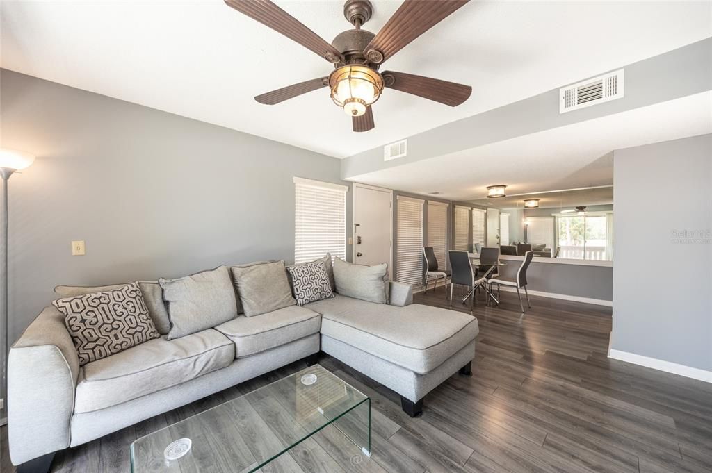 For Sale: $199,000 (2 beds, 2 baths, 986 Square Feet)