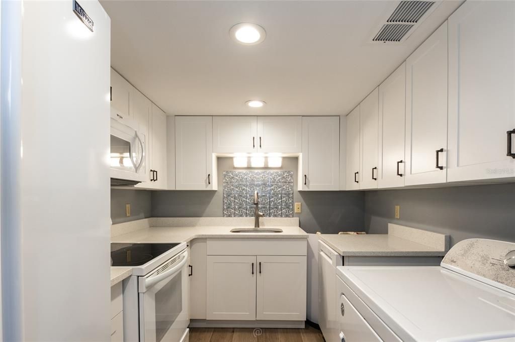 For Sale: $199,000 (2 beds, 2 baths, 986 Square Feet)