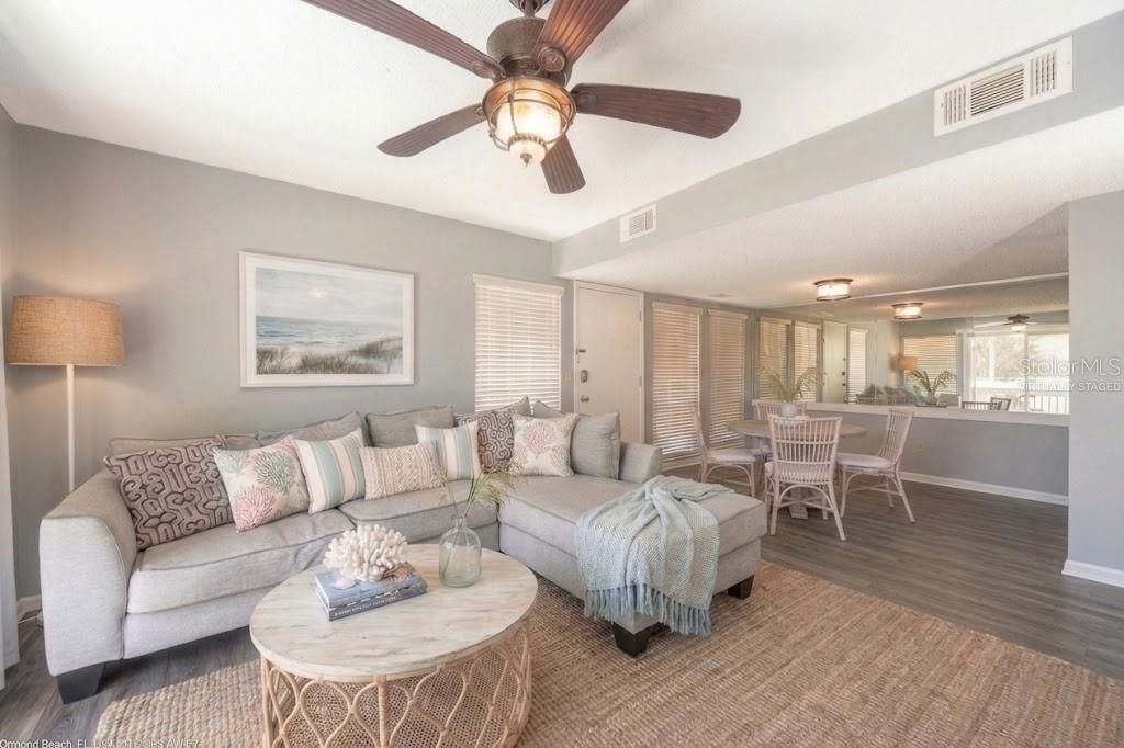 For Sale: $199,000 (2 beds, 2 baths, 986 Square Feet)