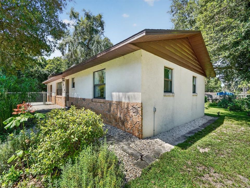 На продажу: $169,000 (2 спален, 2 ванн, 1144 Квадратных фут)
