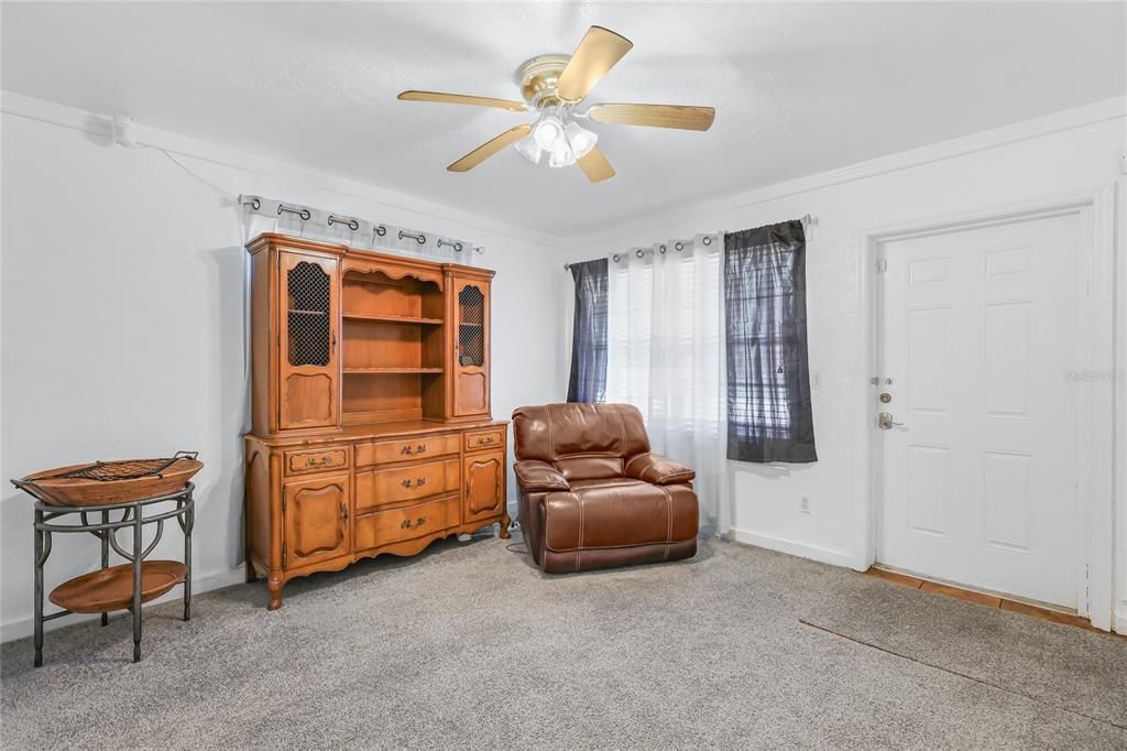 For Sale: $275,000 (3 beds, 1 baths, 864 Square Feet)