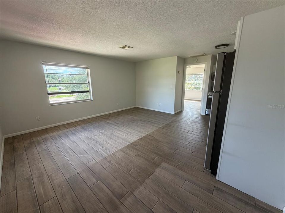 For Rent: $1,100 (1 beds, 1 baths, 700 Square Feet)