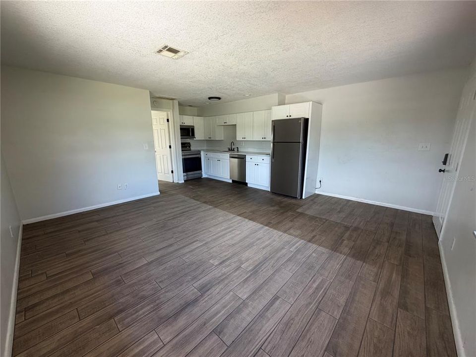 For Rent: $1,100 (1 beds, 1 baths, 700 Square Feet)