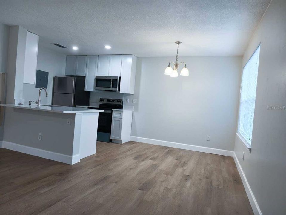 For Rent: $1,375 (1 beds, 1 baths, 674 Square Feet)