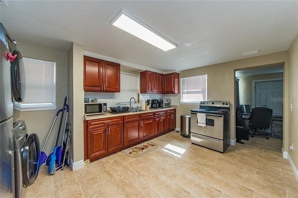 For Sale: $699,990 (7 beds, 0 baths, 2512 Square Feet)