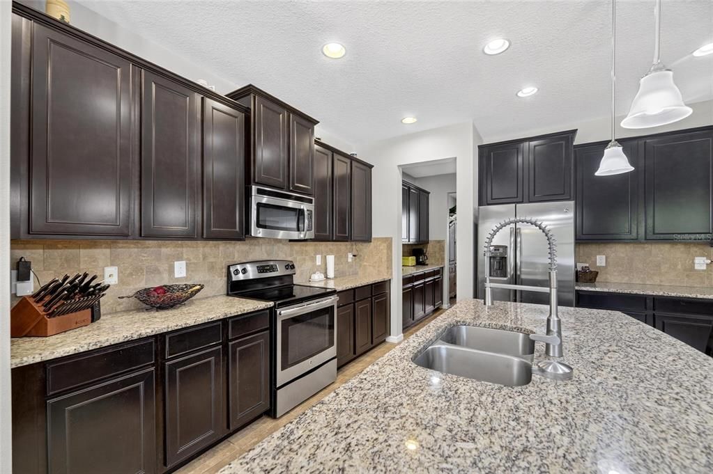 For Sale: $500,000 (4 beds, 3 baths, 3235 Square Feet)