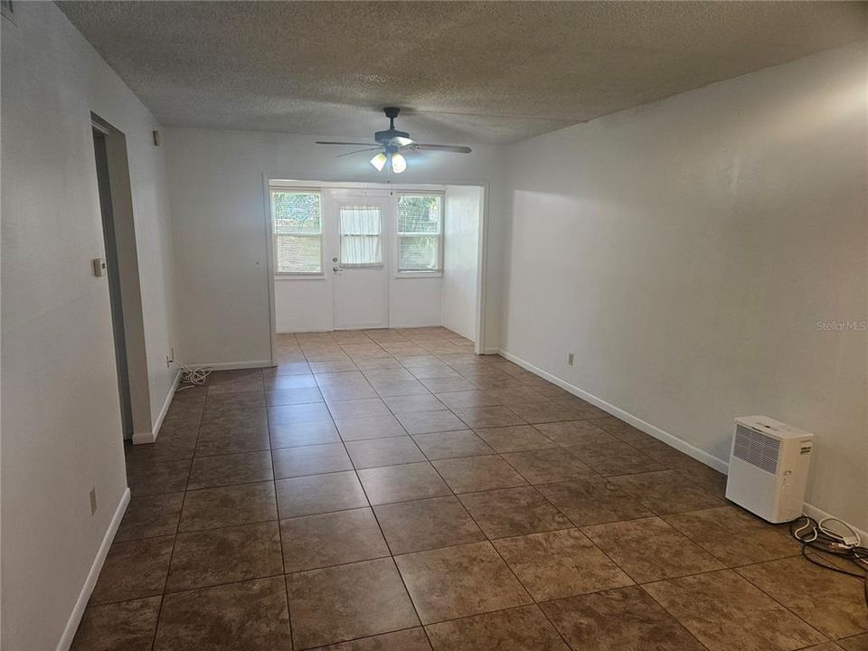 For Rent: $1,300 (1 beds, 1 baths, 635 Square Feet)