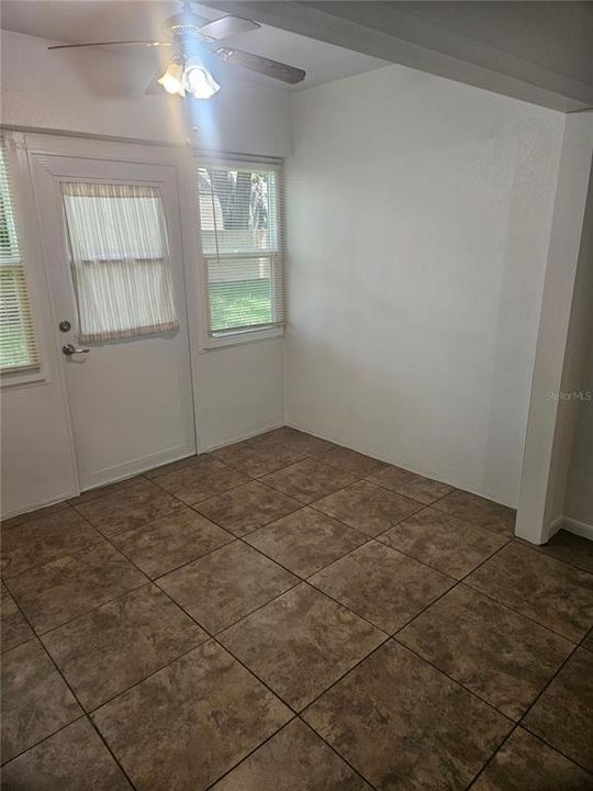 For Rent: $1,300 (1 beds, 1 baths, 635 Square Feet)