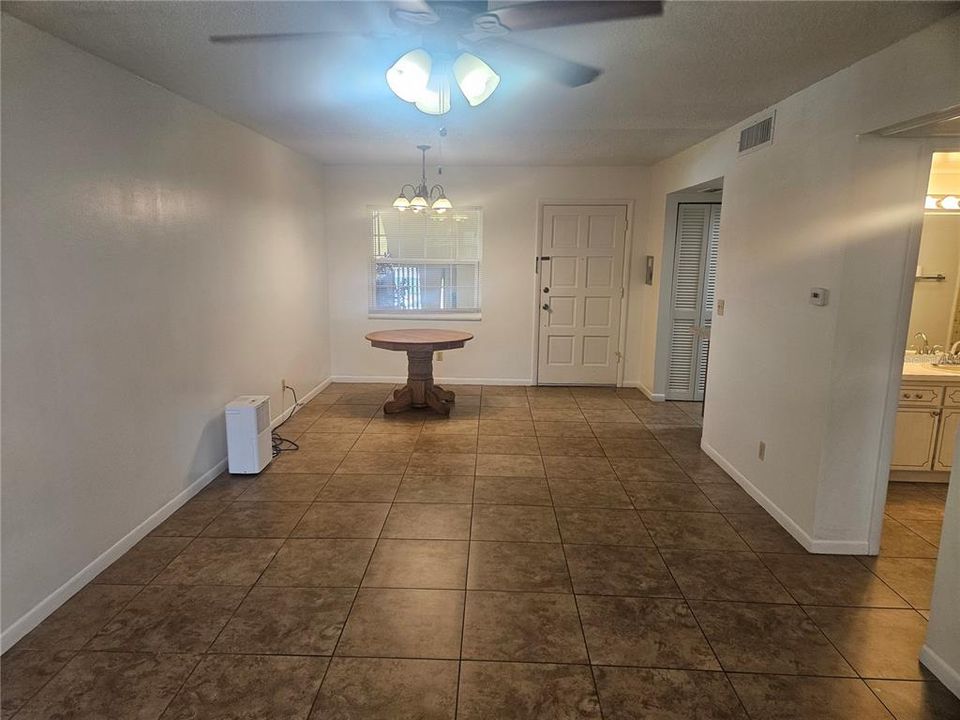 For Rent: $1,300 (1 beds, 1 baths, 635 Square Feet)
