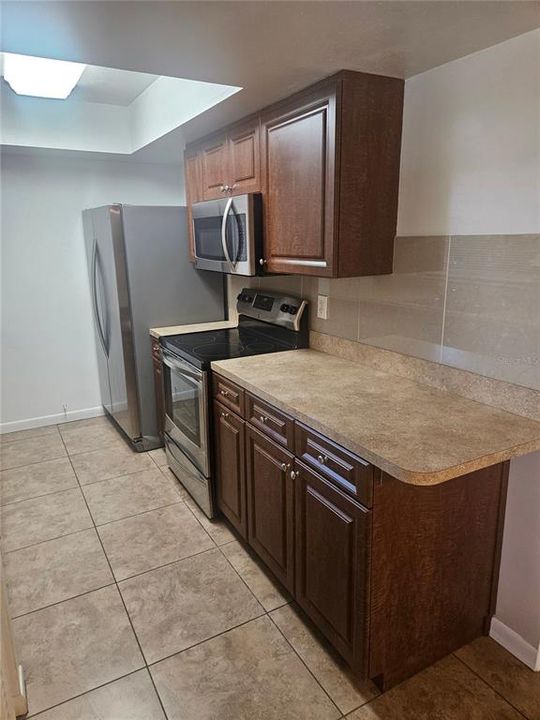 For Rent: $1,300 (1 beds, 1 baths, 635 Square Feet)