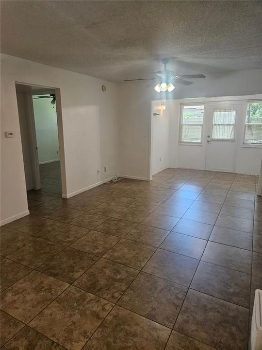 For Rent: $1,300 (1 beds, 1 baths, 635 Square Feet)