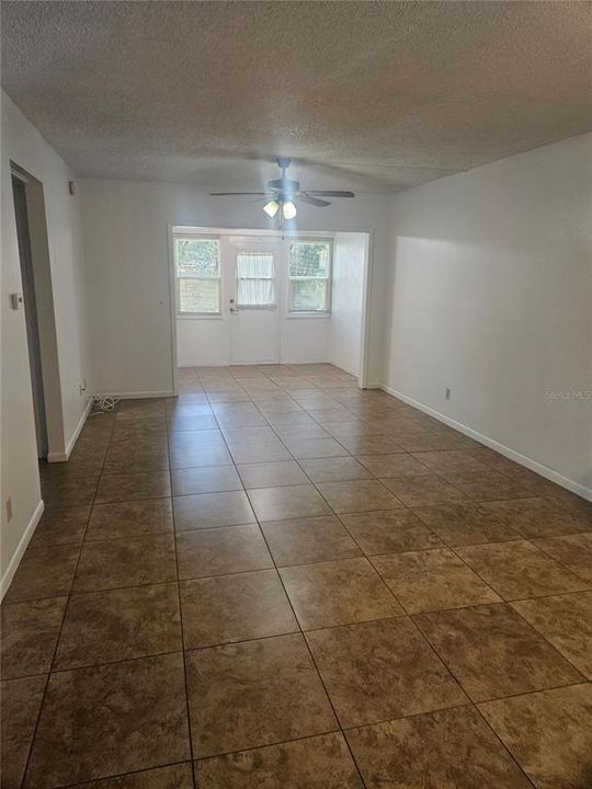 For Rent: $1,300 (1 beds, 1 baths, 635 Square Feet)