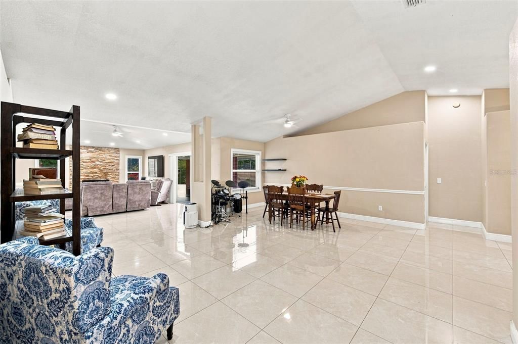 En Venta: $592,900 (4 camas, 2 baños, 2421 Pies cuadrados)