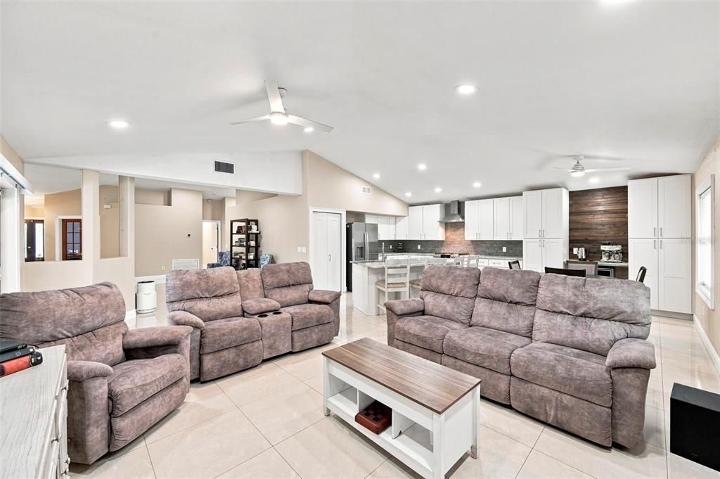 En Venta: $592,900 (4 camas, 2 baños, 2421 Pies cuadrados)