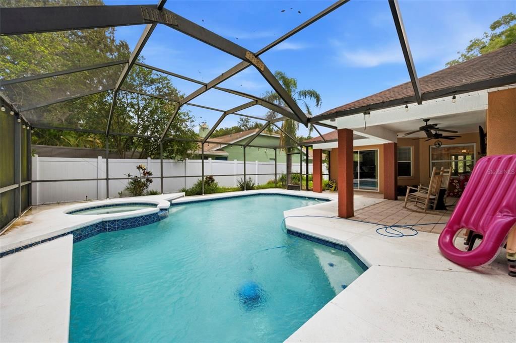 En Venta: $592,900 (4 camas, 2 baños, 2421 Pies cuadrados)