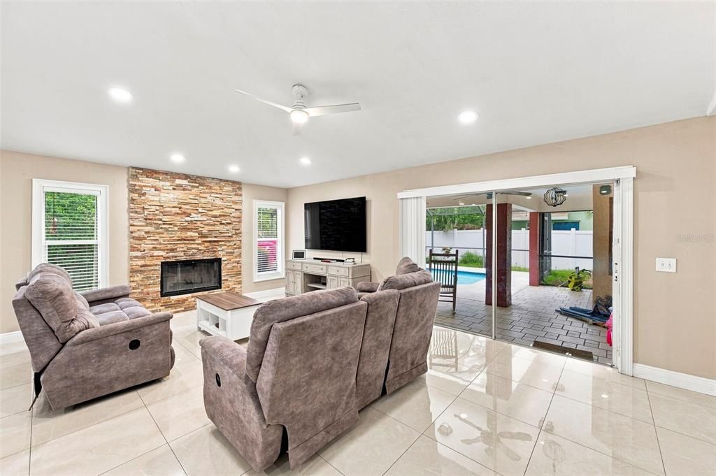 En Venta: $592,900 (4 camas, 2 baños, 2421 Pies cuadrados)