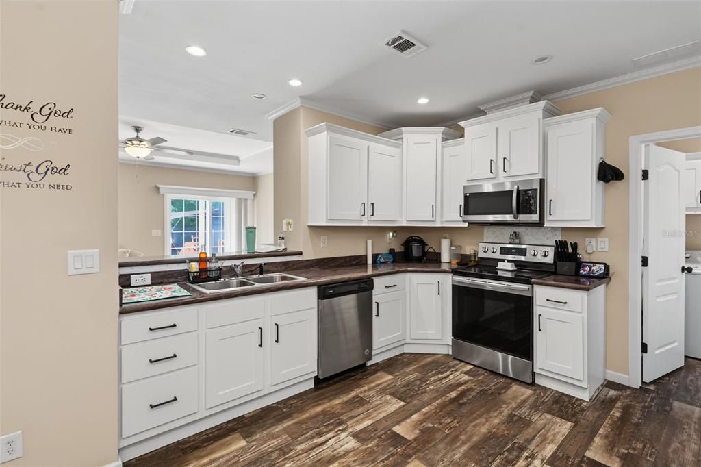 For Sale: $288,000 (3 beds, 2 baths, 1483 Square Feet)