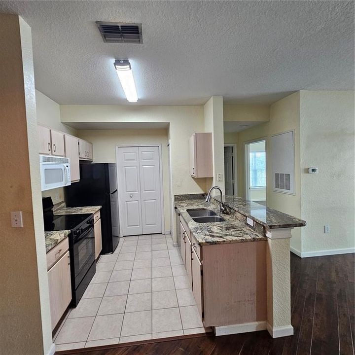 For Rent: $1,750 (2 beds, 2 baths, 1043 Square Feet)