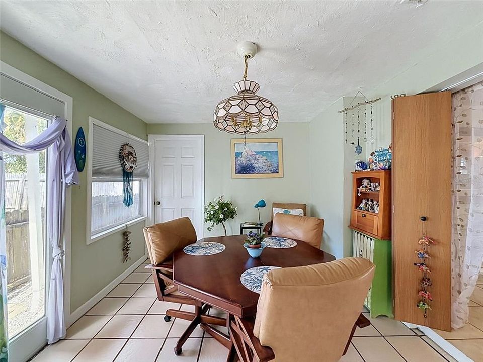 Activo con contrato: $225,000 (3 camas, 2 baños, 1285 Pies cuadrados)