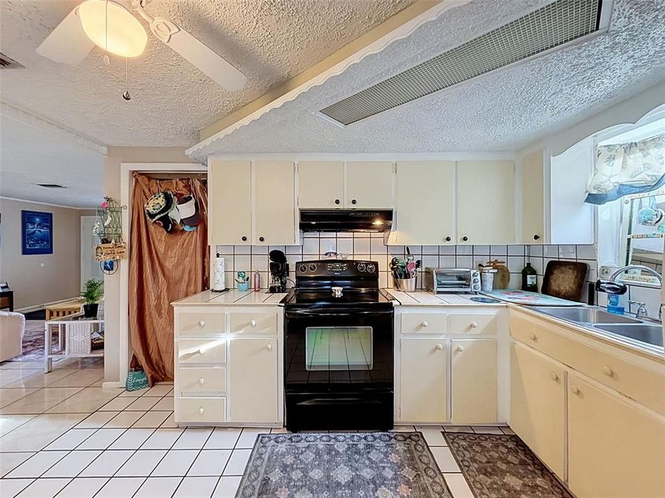 Activo con contrato: $225,000 (3 camas, 2 baños, 1285 Pies cuadrados)