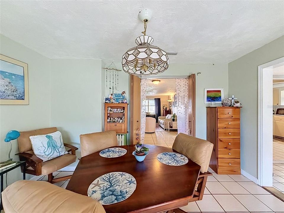 Activo con contrato: $225,000 (3 camas, 2 baños, 1285 Pies cuadrados)