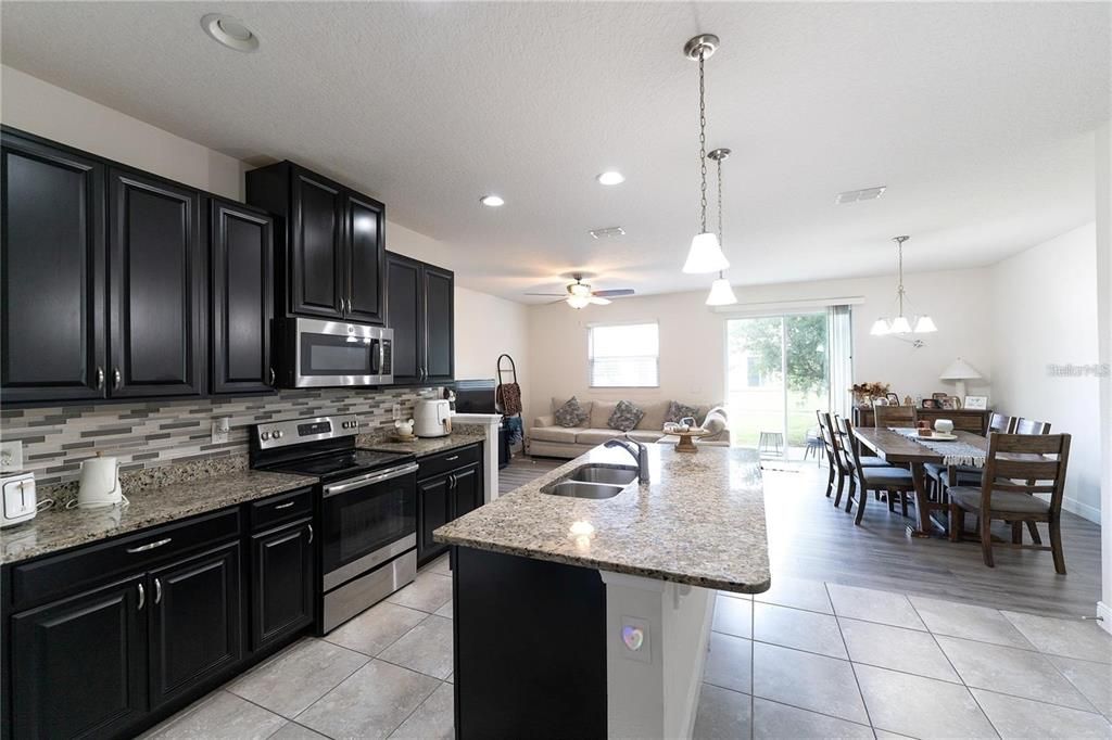 For Rent: $2,250 (3 beds, 2 baths, 1747 Square Feet)
