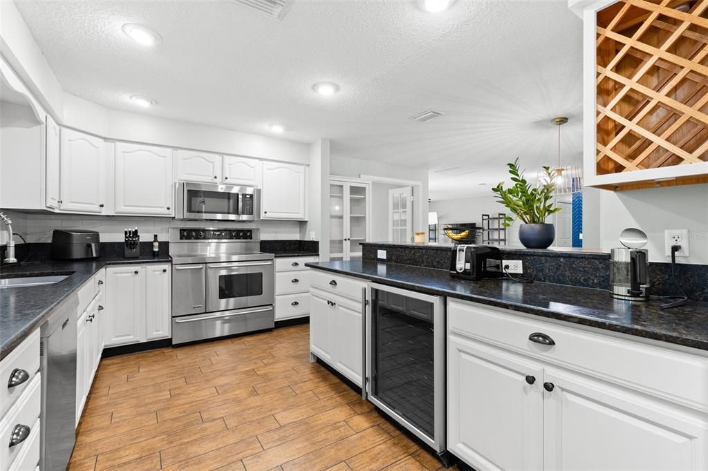 Active With Contract: $675,000 (3 beds, 3 baths, 2042 Square Feet)