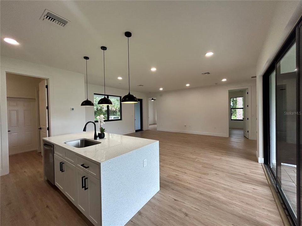 En Renta: $1,995 (4 camas, 3 baños, 1648 Pies cuadrados)