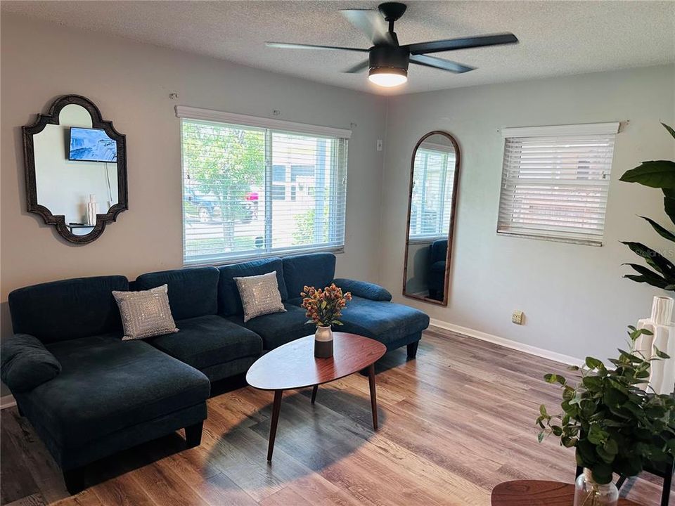 For Sale: $354,900 (3 beds, 1 baths, 901 Square Feet)