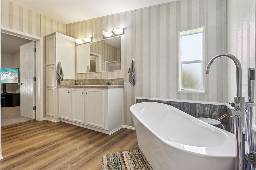For Sale: $230,000 (3 beds, 2 baths, 1512 Square Feet)