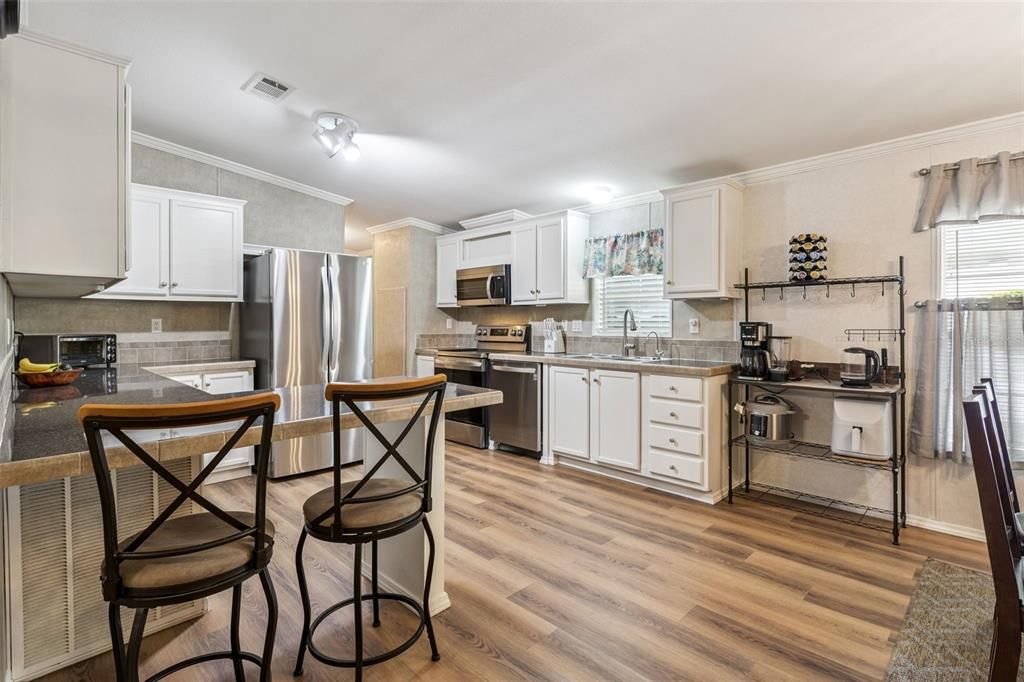 For Sale: $230,000 (3 beds, 2 baths, 1512 Square Feet)