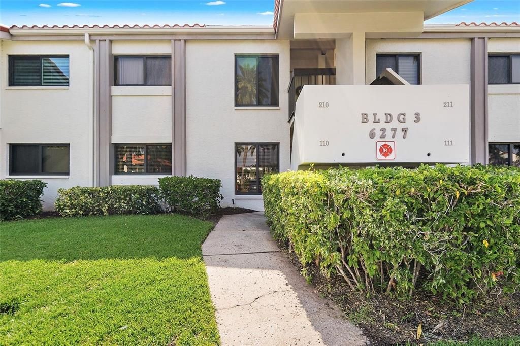 For Rent: $2,800 (2 beds, 2 baths, 915 Square Feet)