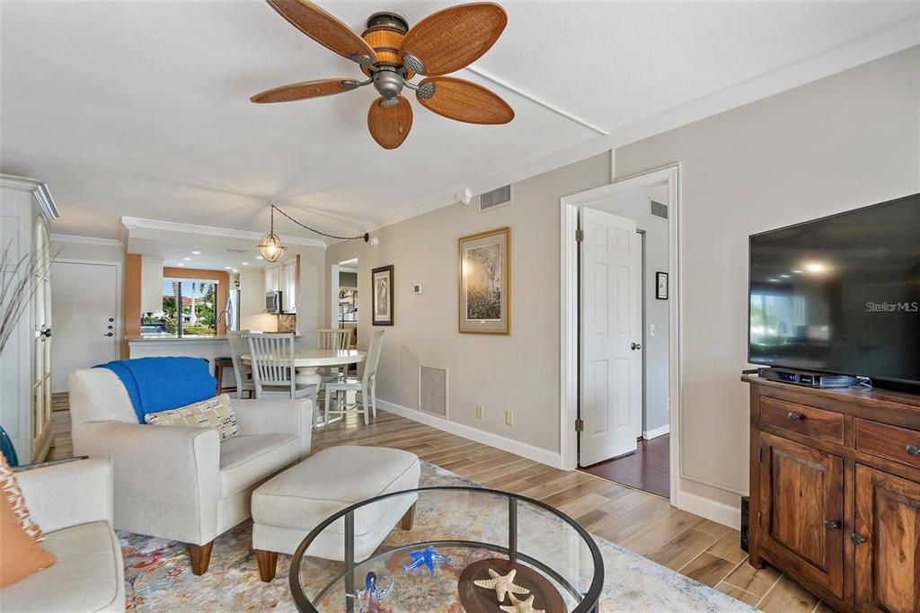 For Rent: $2,800 (2 beds, 2 baths, 915 Square Feet)