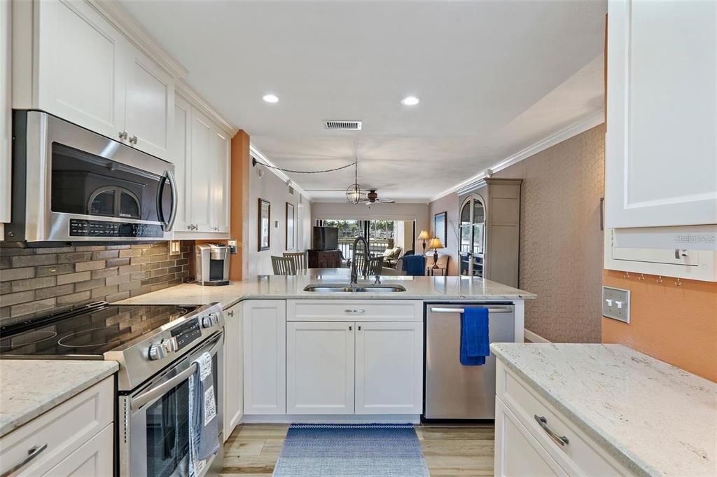 For Rent: $2,800 (2 beds, 2 baths, 915 Square Feet)