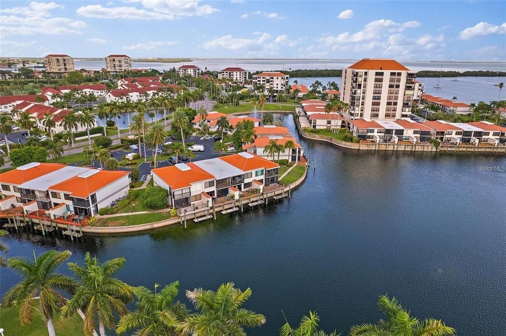 For Rent: $2,800 (2 beds, 2 baths, 915 Square Feet)