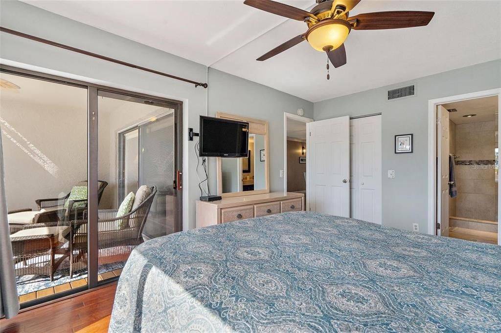 For Rent: $2,800 (2 beds, 2 baths, 915 Square Feet)