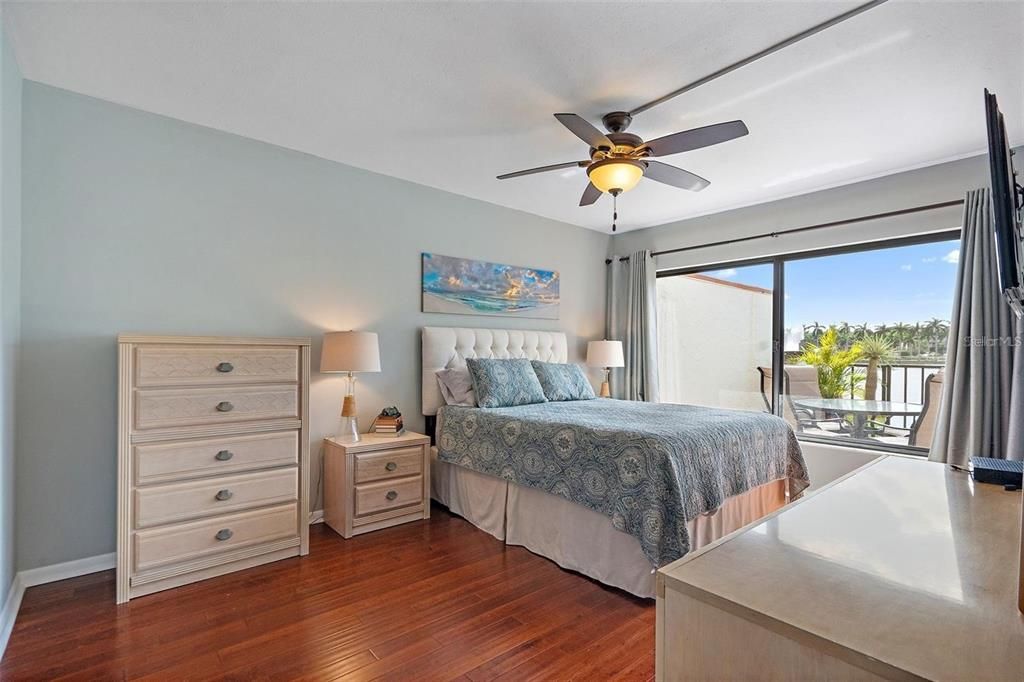 For Rent: $2,800 (2 beds, 2 baths, 915 Square Feet)