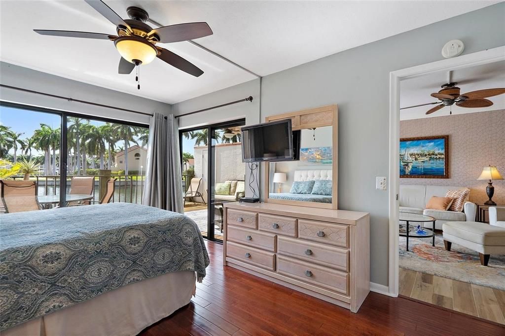For Rent: $2,800 (2 beds, 2 baths, 915 Square Feet)