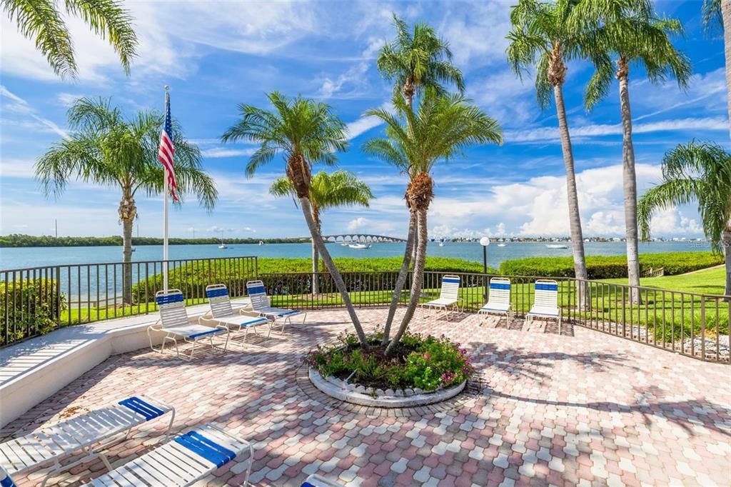 For Rent: $2,800 (2 beds, 2 baths, 915 Square Feet)