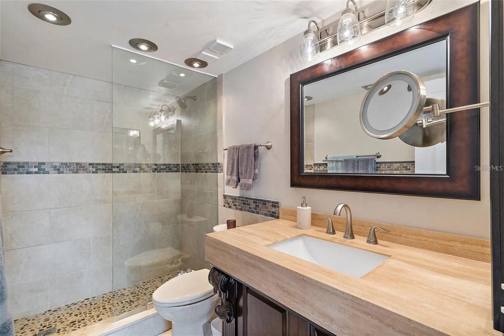 For Rent: $2,800 (2 beds, 2 baths, 915 Square Feet)