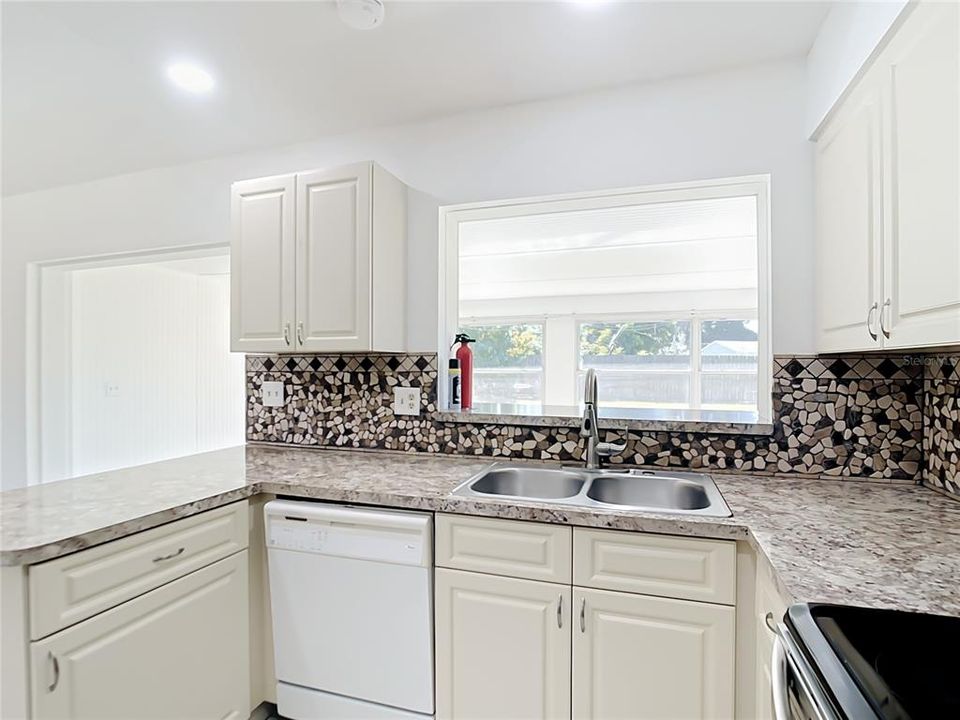 Active With Contract: $219,990 (3 beds, 2 baths, 1555 Square Feet)