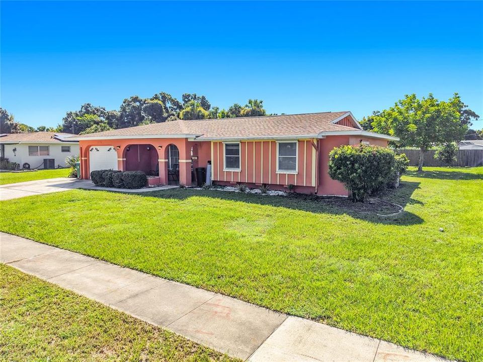 Active With Contract: $219,990 (3 beds, 2 baths, 1555 Square Feet)