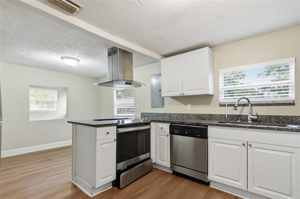 На продажу: $189,900 (4 спален, 1 ванн, 1120 Квадратных фут)